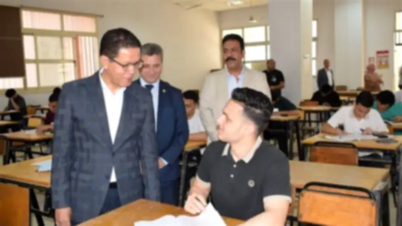 رئيس جامعة بنها يتفقد امتحانات الفصل الدراسي الثاني بكليات العلاج الطبيعي والعلوم والهندسة
