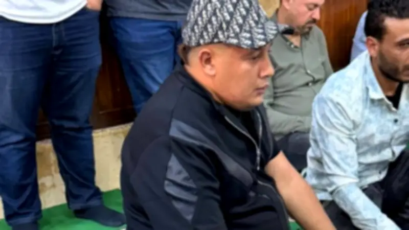 لحظة انهيار حمو بيكا في جنازة والده بالإسكندرية