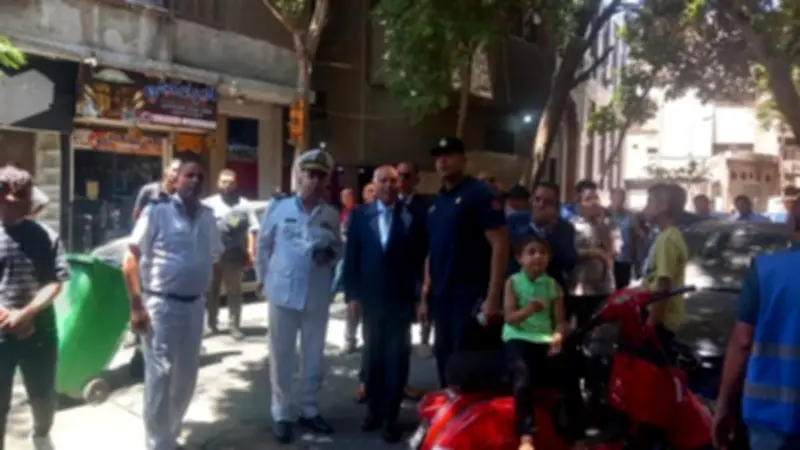 محافظ القاهرة يتفقد حريق عقار بالدرب الأحمر أثناء جولته
