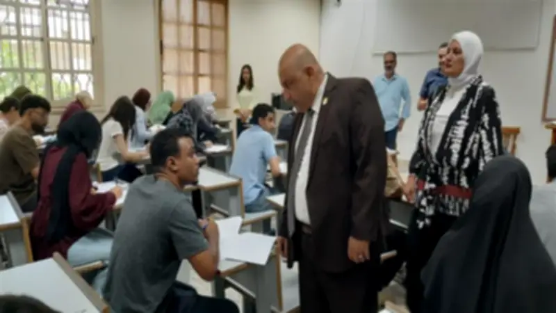 نائب رئيس جامعة القاهرة يتفقد امتحانات الترم الثاني بعد عيد الأضحى