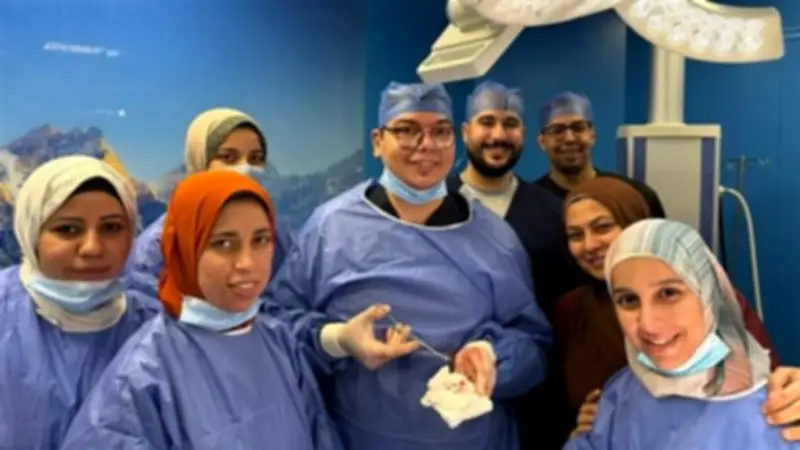 فريق طبي بمستشفى بنها الجامعي يستخرج قطعة خشبية من وجه مريض وينقذ العصب السابع