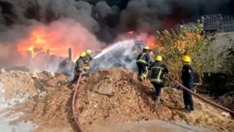 السيطرة على حريق مصنع أجهزة منزلية بالعاشر من رمضان والأدلة الجنائية تعاين