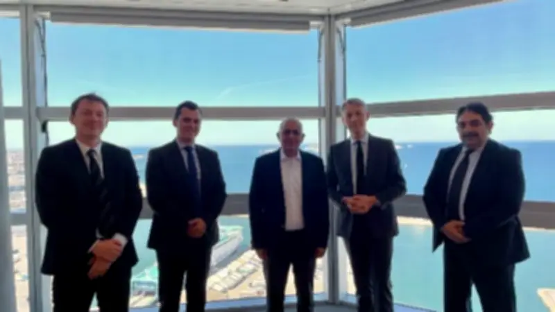 سفير مصر بباريس يبحث تعزيز التعاون مع شركة CMA CGM الفرنسية