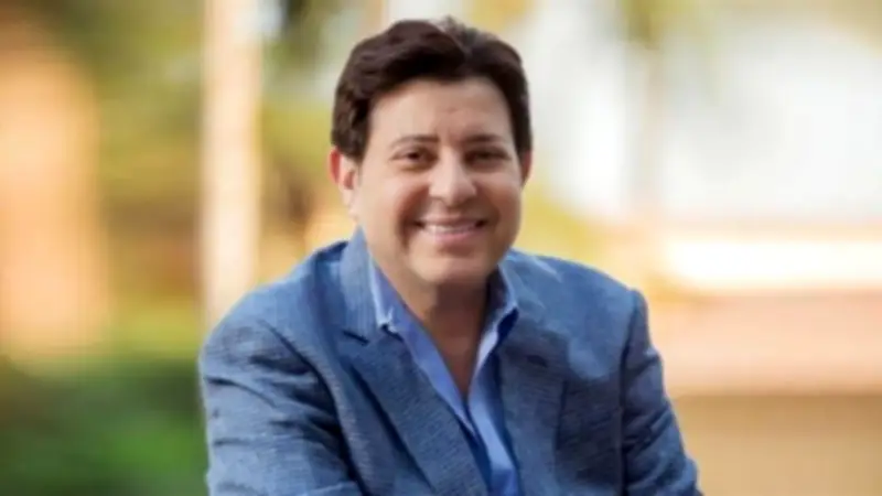 مصطفى كامل يعلن فتح عزاء هاني شاكر للجمهور دون رمز QR