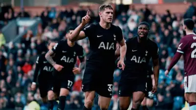 توتنهام يتعادل مع ليدز يونايتد 1-1 في صراع البقاء بالدوري الإنجليزي