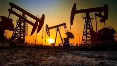 تراجع العقود الآجلة للخام الأمريكي عند التسوية إلى 102.27 دولار للبرميل