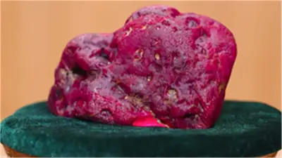اكتشاف ياقوتة عملاقة بوزن 11 ألف قيراط تشعل سوق المجوهرات العالمي