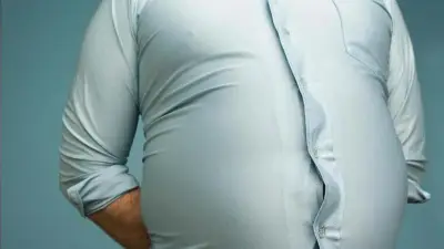 العمل لساعات طويلة يزيد خطر السمنة بنسبة 17%.. دراسة تحذر