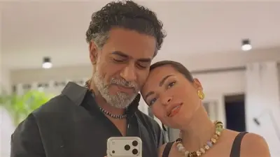 محمد علاء يحتفل بعيد زواجه الـ17 بأجواء رومانسية