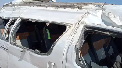 إصابة 18 شخصًا في انقلاب ميكروباص بطريق قنا الصحراوي الغربي