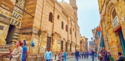 لقطة رومانسية لرجل مع زوجته في أحد شوارع القاهرة عام 1932