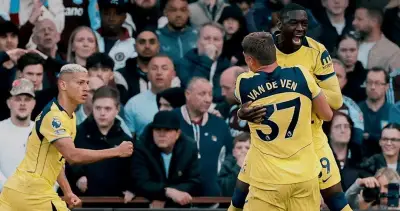 توتنهام يفوز على أستون فيلا 2-1 ويتمسك بالبقاء في الدوري الإنجليزي