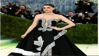 تفاصيل إطلالة آن هاثاوي في ميت غالا 2026.. يد غامضة ترسل حمامة سلام