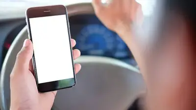 لماذا يستخدم السائقون هواتفهم بسرعات عالية؟ دراسة صادمة لعام 2026