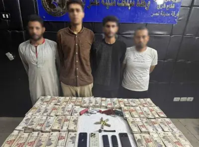 ضبط 4 نصابين انتحلوا صفة موظفي بنوك وسرقوا أهالي القاهرة