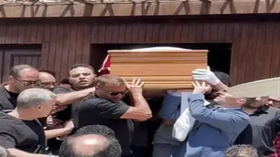 5 لقطات مؤثرة من جنازة هاني شاكر.. انهيار أرملته ونادية الجندي تساندها