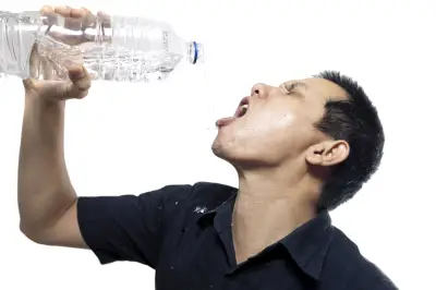 كيف نحمي أنفسنا من العطش في الحر: 5 نصائح فعالة