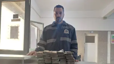 مسعف يعيد 520 ألف جنيه لمصاب حادث بمطروح في موقف إنساني