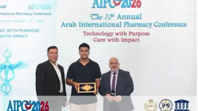 تكريم طالب بصيدلة القاهرة الأهلية في مؤتمر AIPC2026 لتميزه بكاريرك شبهك