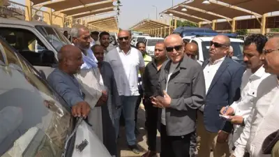 محافظ الأقصر يتفقد شوارع العوامية والنزهة وصلاح الدين في جولة ميدانية