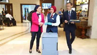 مطار القاهرة يحتفل بعيد العمال بتوزيع هدايا على العاملين