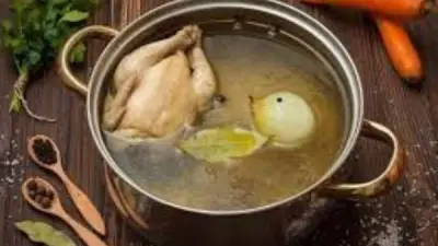 الطريقة الصحيحة لسلق الفراخ.. سر الطعم الطري والنكهة الغنية بدون زفارة