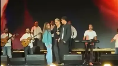عمرو دياب يغني مع نجله عبد الله وابنته كنزي في حفل الجامعة الأمريكية