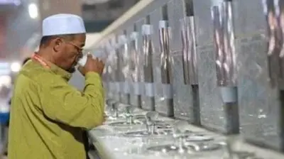 هل الدعاء بعد شرب ماء زمزم مستجاب؟ اعرف فضله وأسرار استجابته