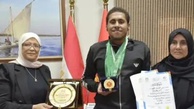 محافظ بورسعيد يكرم أسرة شهيد وبطل سباحة من ذوي الهمم