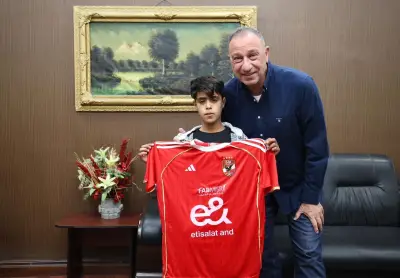 الخطيب يزور المشجع عبد الله عربي ويؤكد دعم الأهلي له بعد حادث القمة