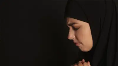 هل لبس السواد على الميت يجذب الملائكة للنار؟ الإفتاء تجيب