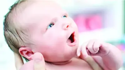 اعرفي صحة طفلك من لون البراز: دليل شامل للأمهات