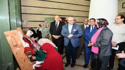 محافظ الفيوم يتفقد معرض الحرف اليدوية للسيدات المتحررات من الأمية