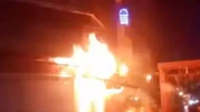 شاهد الصور الأولى للسيطرة على حريق محل منظفات بشارع السوق بأسوان