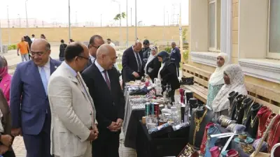 محافظ القاهرة ورئيس جامعة العاصمة يفتتحان معرض الحرف التراثية