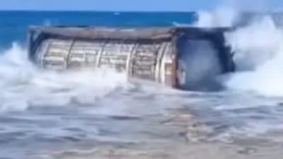 جسم حديدي غامض يظهر على شواطئ سيدي براني ويُثير حيرة الأهالي