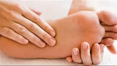 أسباب تنميل الذراعين والساقين عند الاستيقاظ من النوم وطرق العلاج