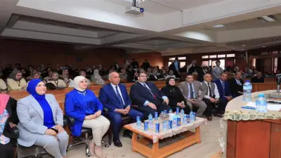 رئيس جامعة كفر الشيخ يشهد مناقشة مشروعات تخرج طلاب اللغة الإنجليزية