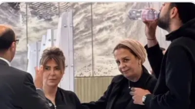 أول ظهور لأسرة هاني شاكر في مطار باريس استعدادا لنقل جثمانه