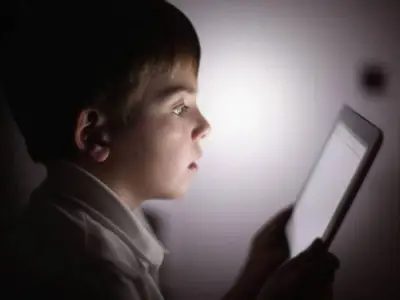الأم خط الدفاع الأول: احمي أبنائك من مخاطر الإنترنت فيديو