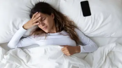 حيل نفسية وجسدية تساعدك على النوم سريعًا بدون أدوية