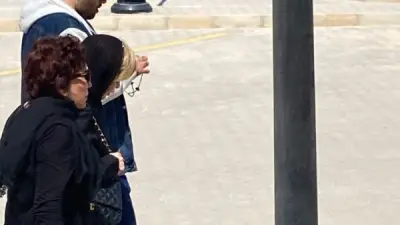 وصول هالة سرحان ولبلبة لصلاة جنازة هاني شاكر