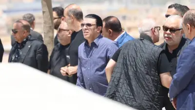 أشرف زكي ولميس الحديدي وممدوح عباس يشاركون في جنازة هاني شاكر