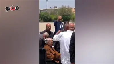 ممدوح عباس يصل على كرسي متحرك لجنازة هاني شاكر (فيديو)