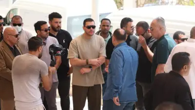 نجل هاني شاكر في حالة حزن شديد بجنازة والده أمير الغناء العربي
