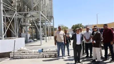 محافظ الوادي الجديد تتفقد مصنع أعلاف ومصنع أسمدة بالخارجة