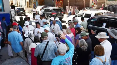 محافظ أسوان يلتقي وفداً سياحياً ويستمع لانطباعاتهم عن الخدمات