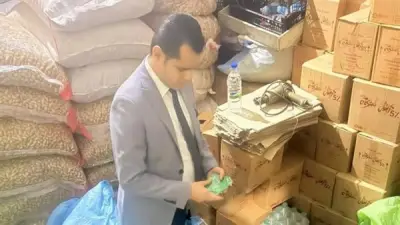 ضبط مخزن غير مرخص لإعادة تعبئة خل الطعام بمجهولة المصدر في الدقهلية