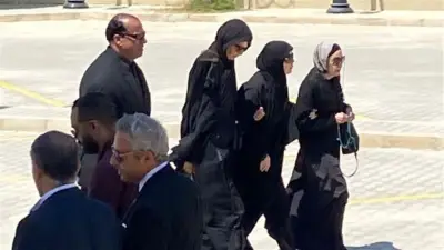 ميرفت أمين تخطف الأنظار بالحجاب في جنازة هاني شاكر بعد وعكتها الصحية