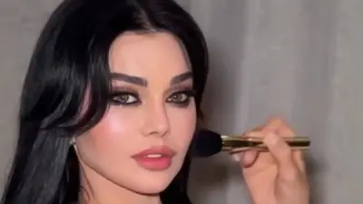 هيفاء وهبي تثير الجدل بجمبسوت شفاف ووصلة رقص على المسرح في حفلها بمصر